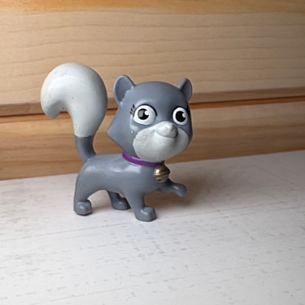 Paw Patrol Cat Kitten Figurine Callie. Rare. Grey and white. Purple collar.